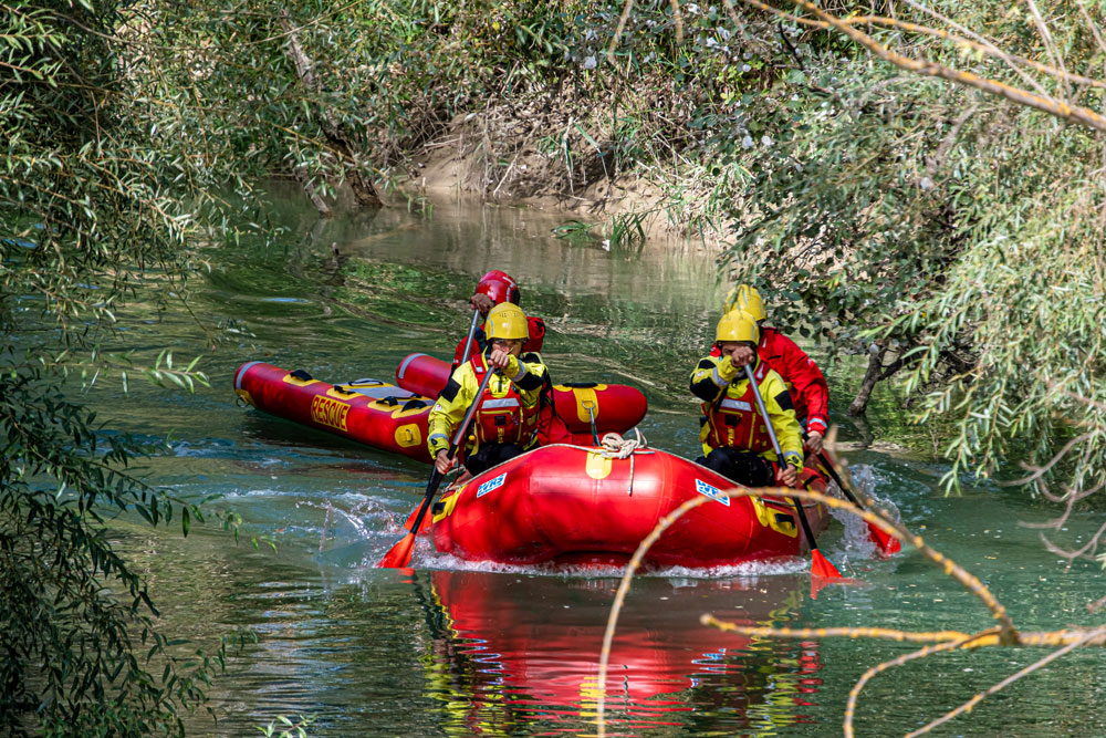 Embarcaciones de rescate en el río Genil