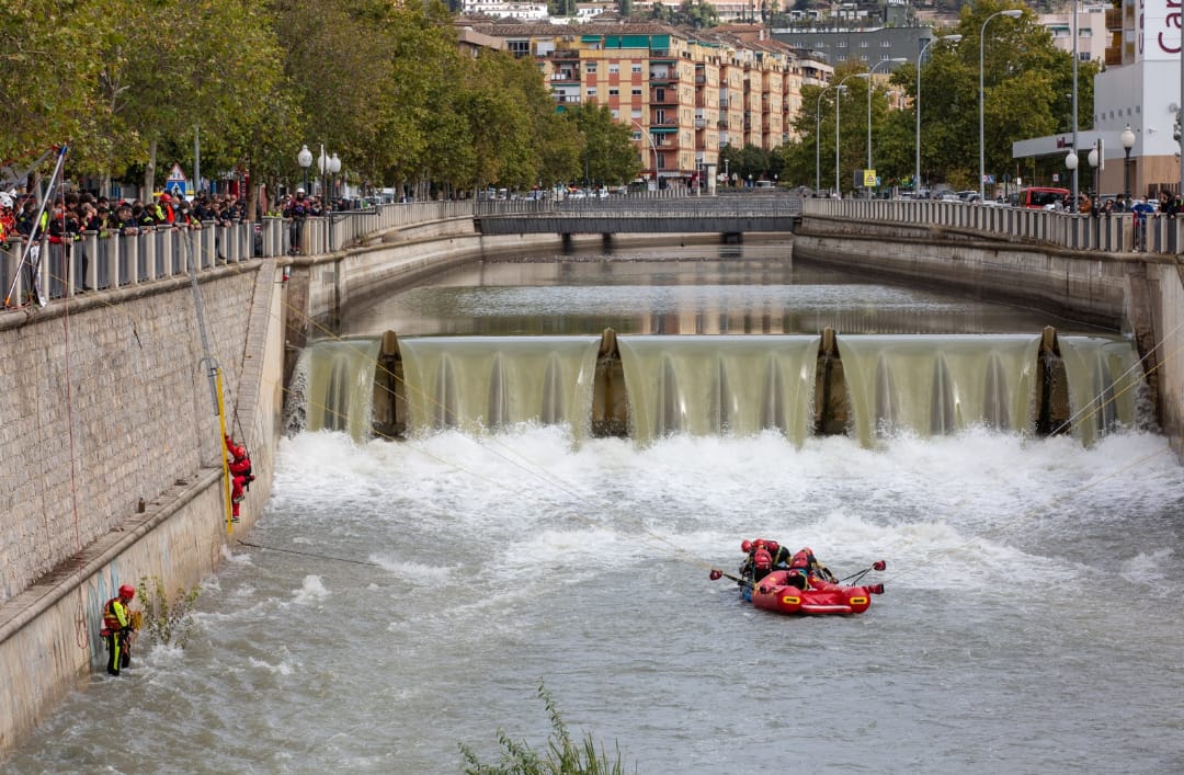 Simulacro de accidentes de tráfico en Granada, rescate acuático con vehículos 