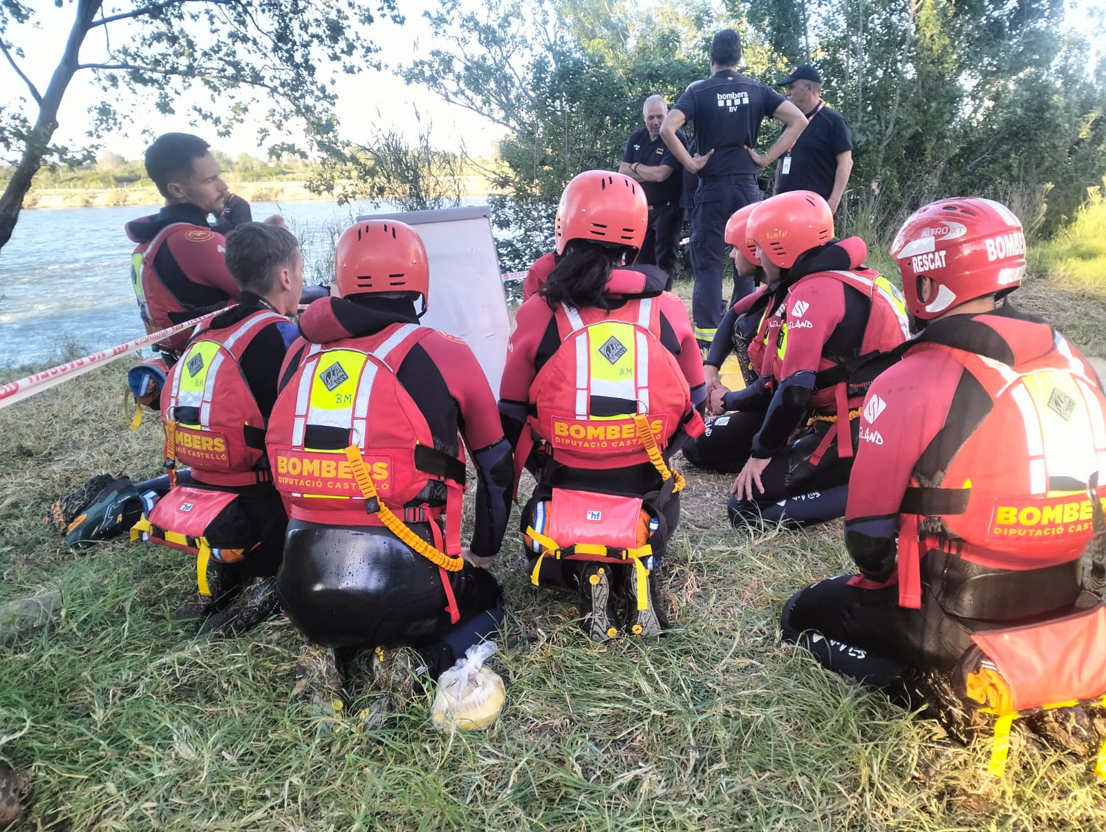 Practicas de rescate acuatico en el río Ebro con bomberos de Valencia