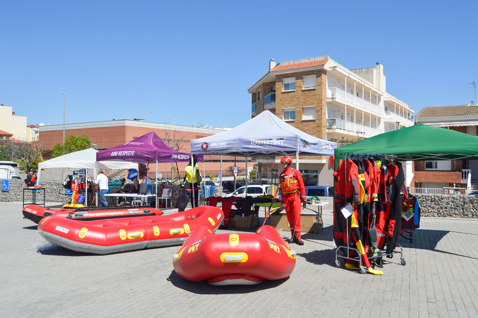 Muestra de material de rescate acuatico de la marca Water Rescue Systems International