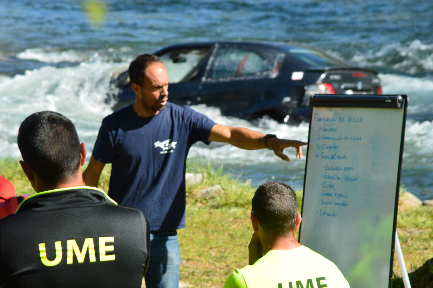 Curso de rescate acuático para la Unidad Militar de emergencia