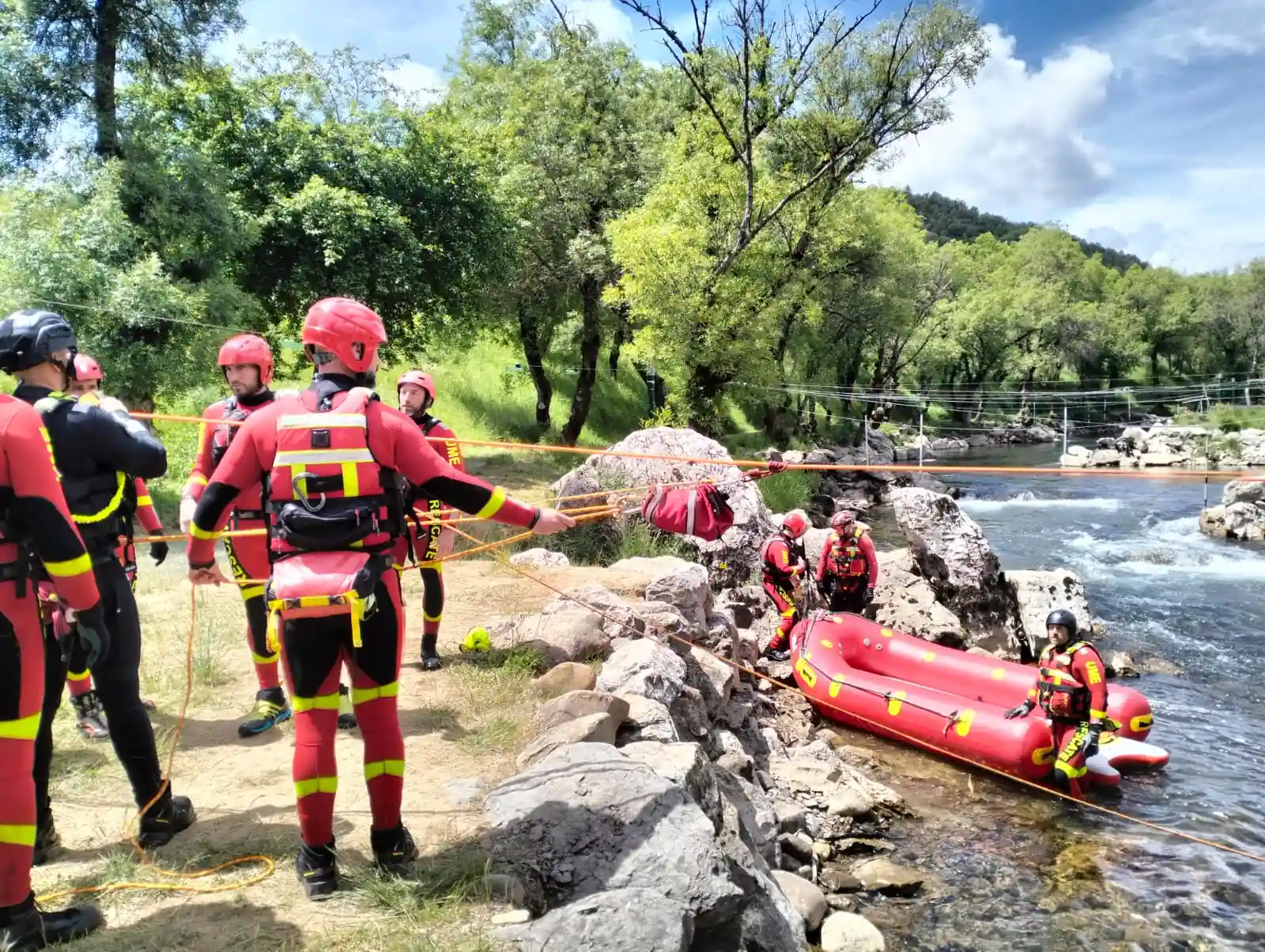 Pracitias de rescate con embarcaciones durante el curso de rescate acuático con la UME y policia nacional