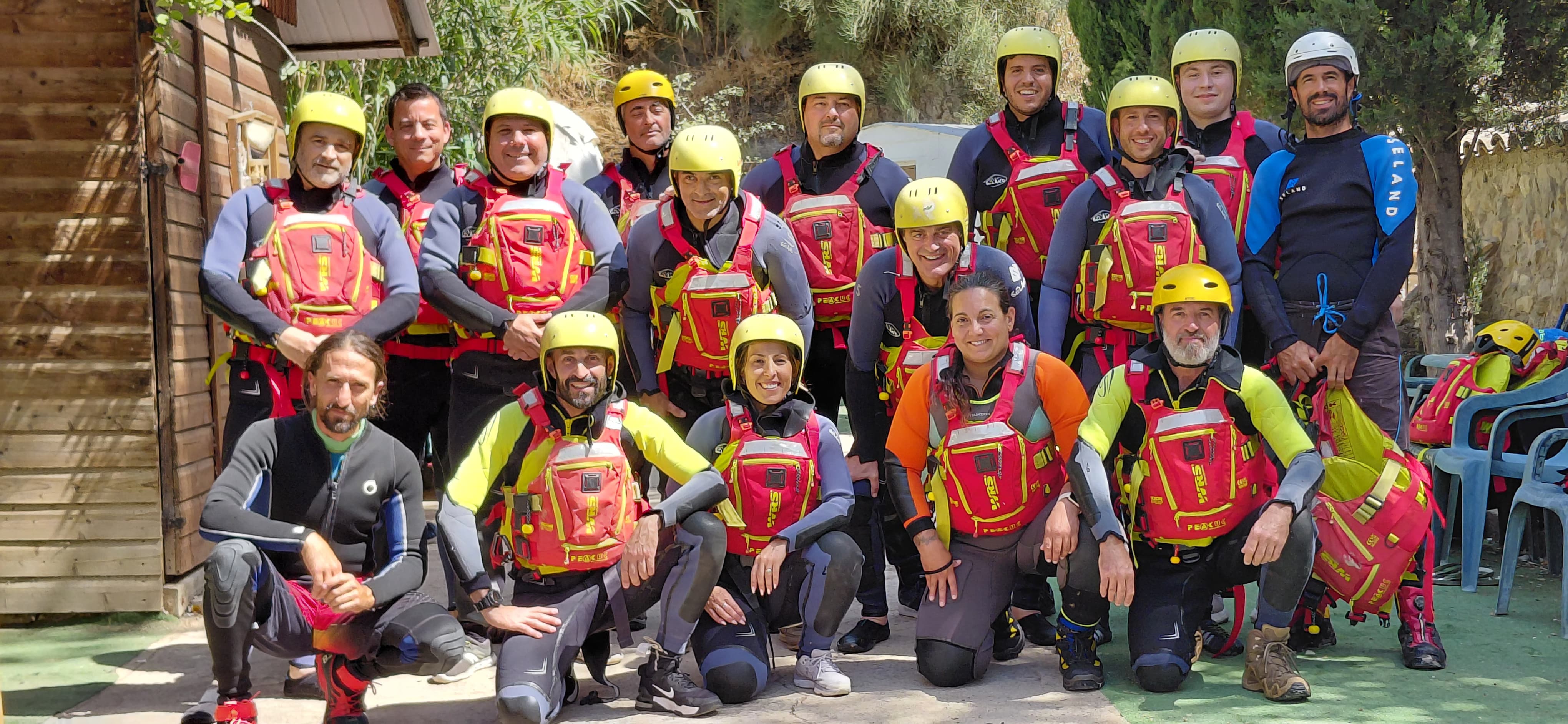 Participantes del curso de rescate de proteccion civil en el rio genil en andalucia. 