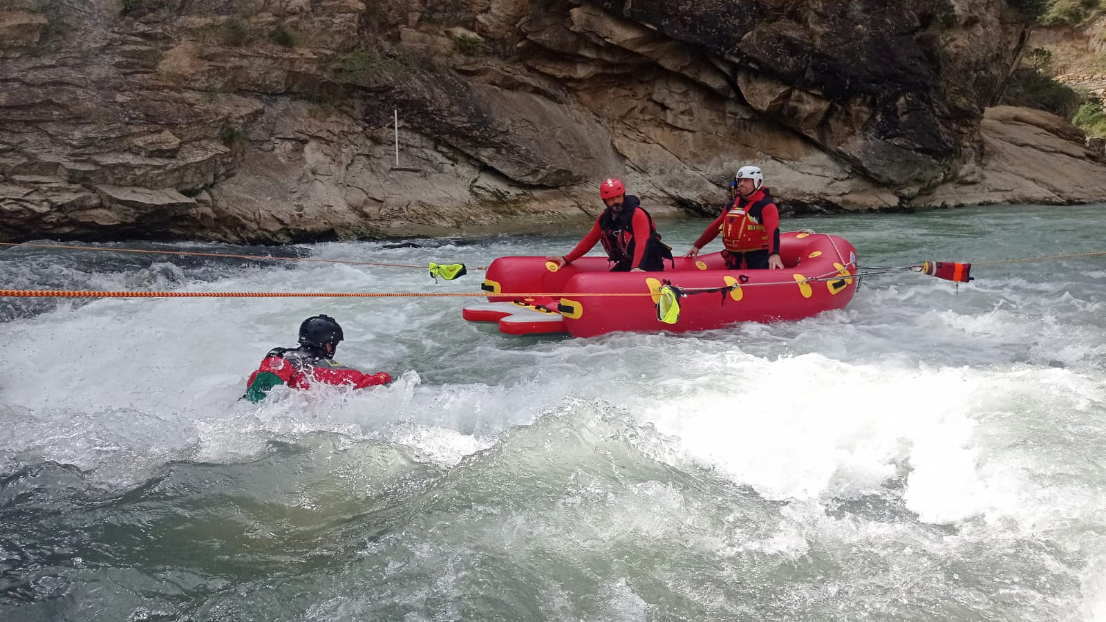 Rescate con balsas o plataformas de rescate