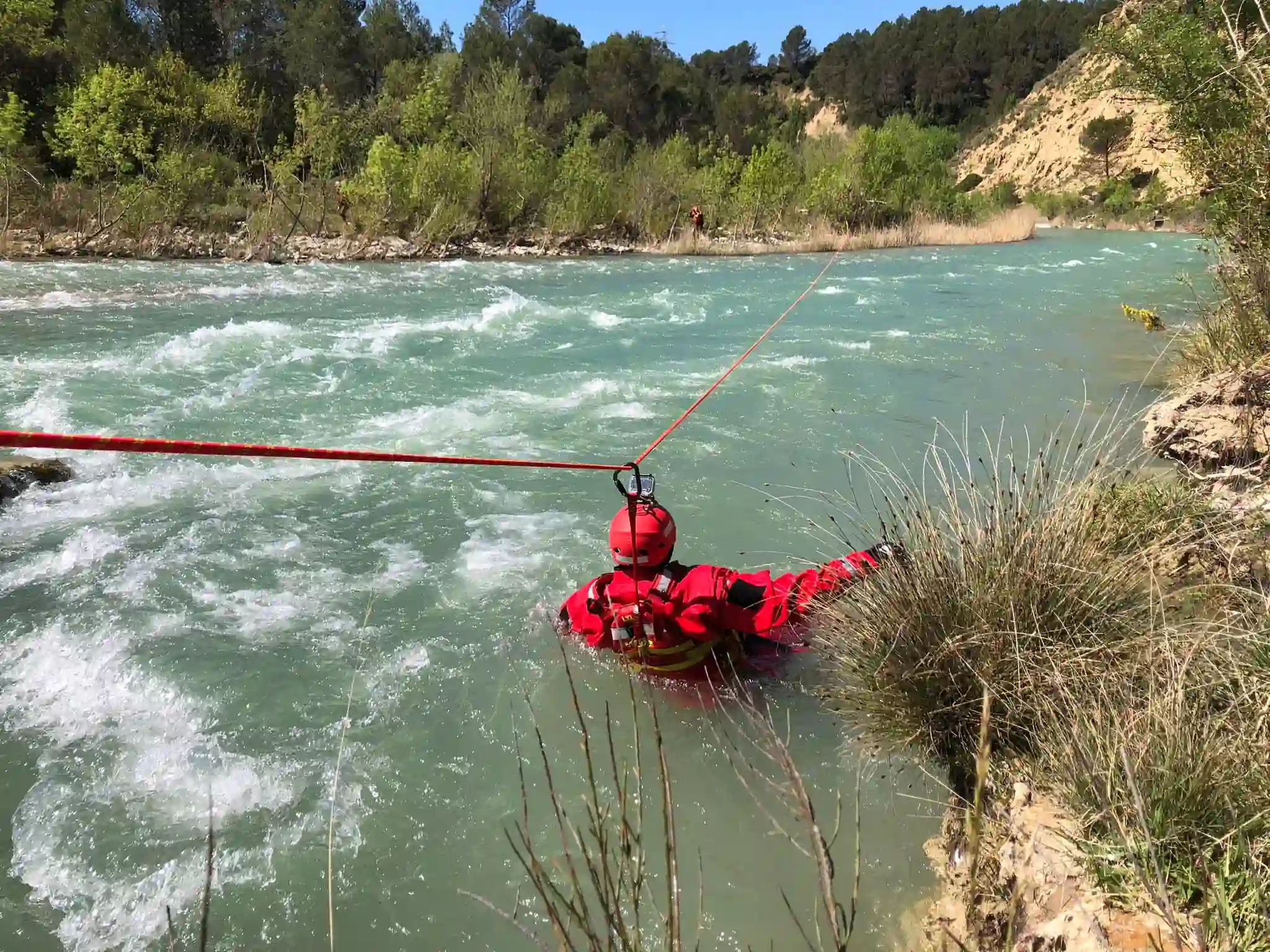 Simulacro de rescate por la corriente durante la formación Rescue 3.