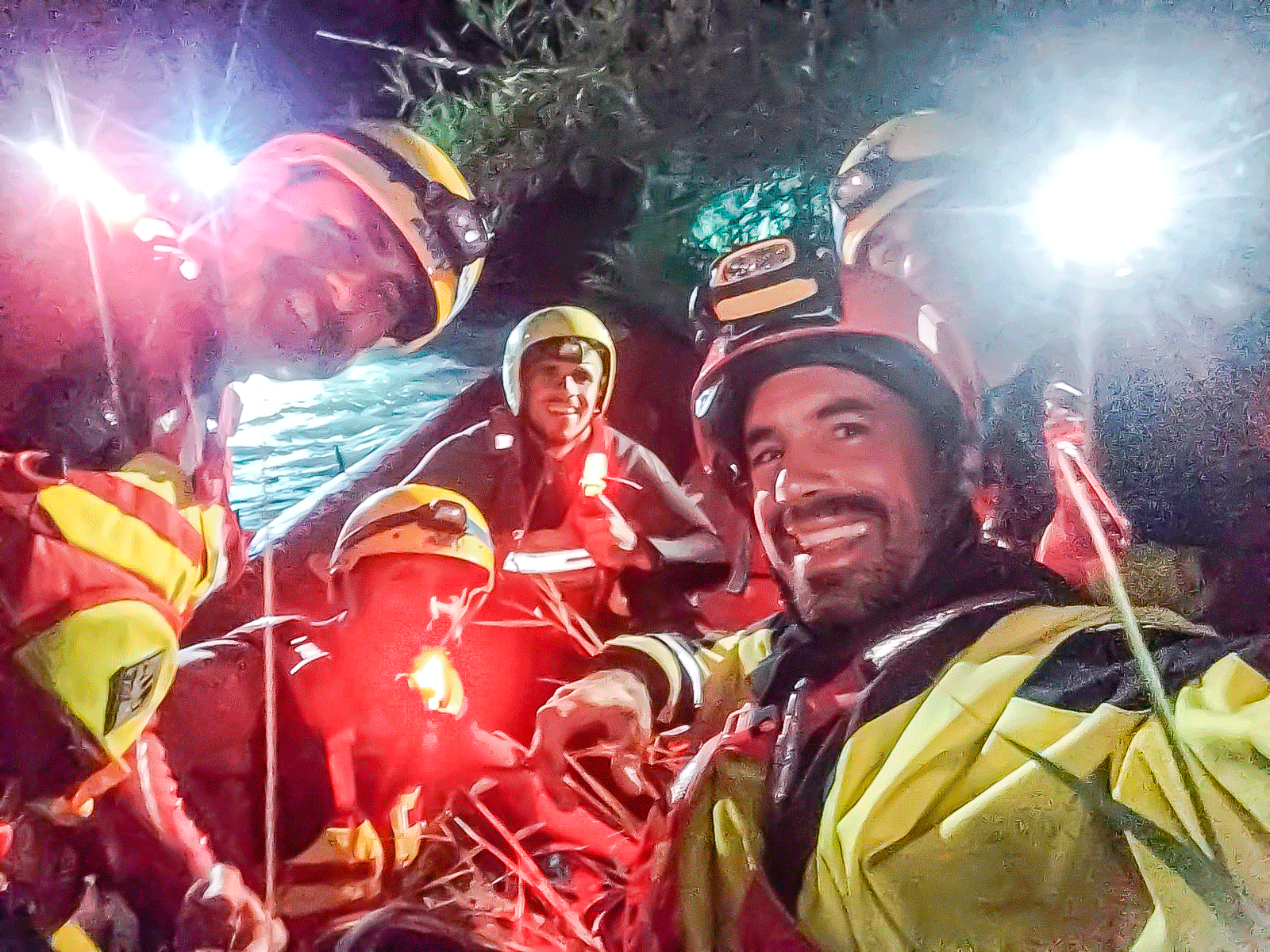 Practica nocturna de rescate acuatico con bomberos durante el curso de resacte. rescue 3 europe con riverguru