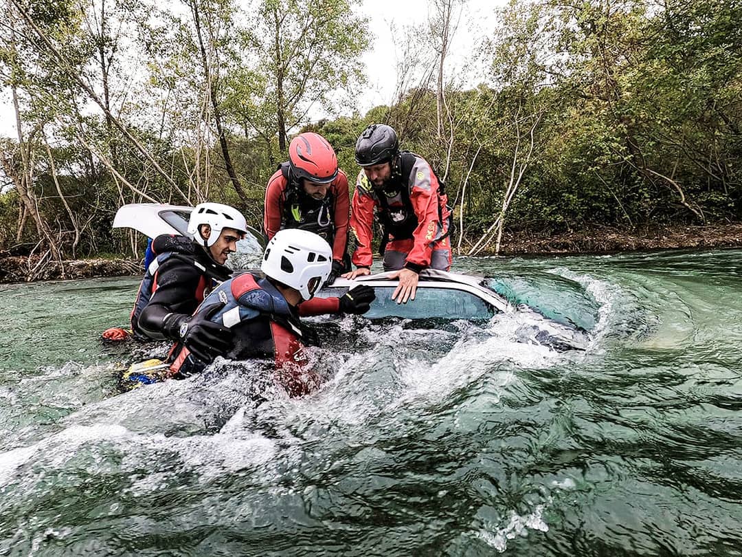 Rescate de Personas en Vehículos en el Agua