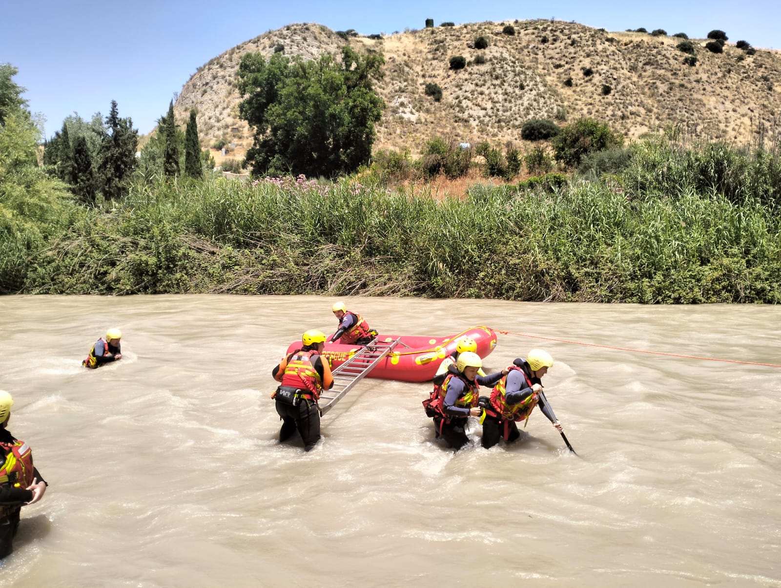 Utilizando embarcaciones en el curso de rescate para proteccion civil