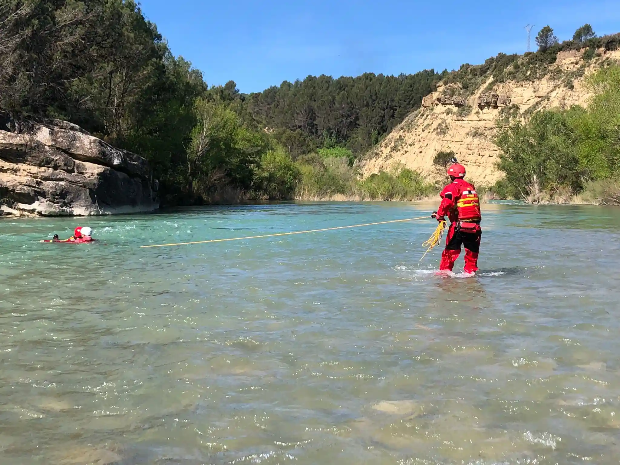 Lanzamiento de cuerda para sacara a una victima del agua en un curso de rescate acuatico
