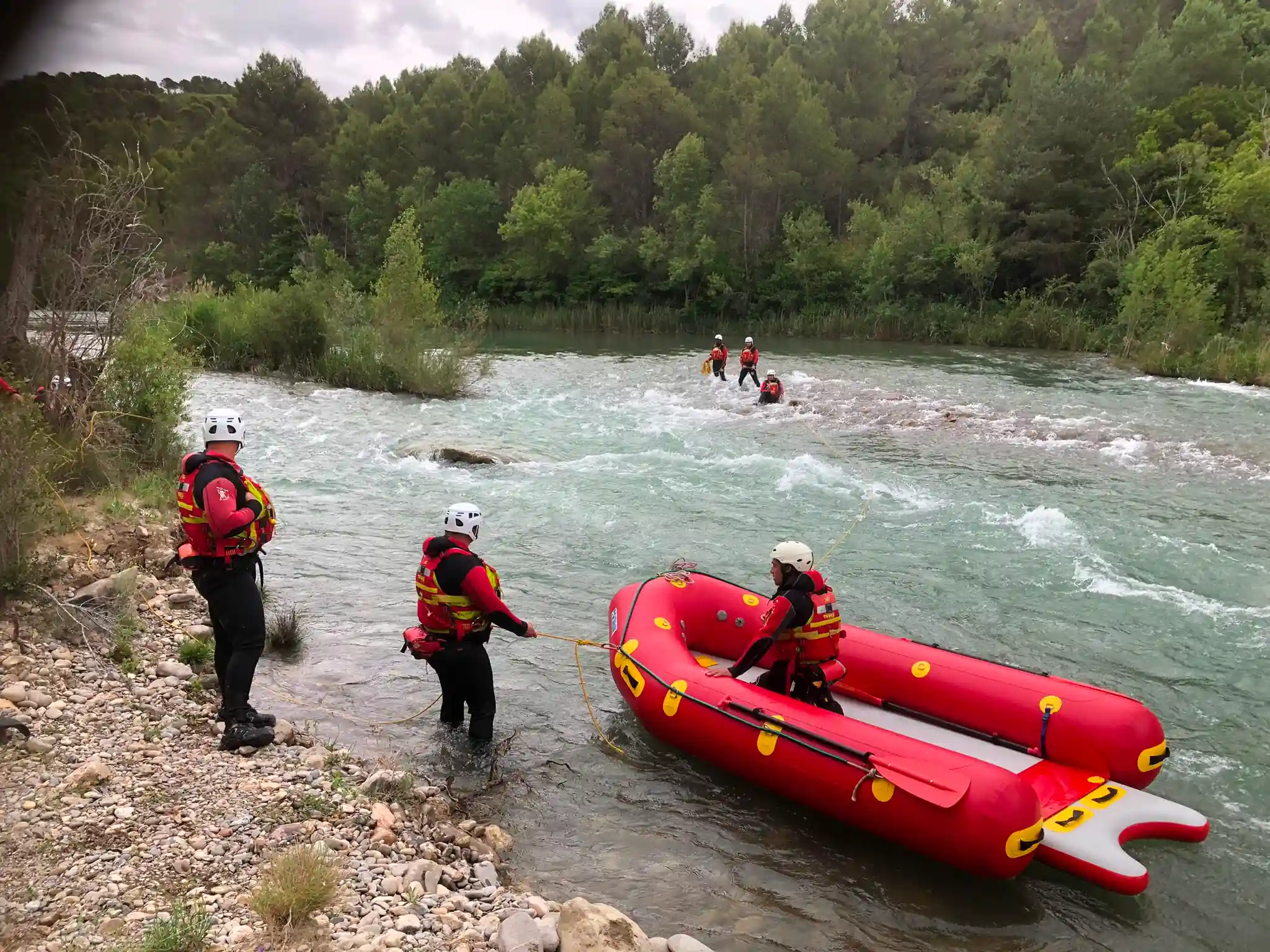 Manejo de embarcaciones amarradas durante el curso de rescate acuatico para proteccion civil de malta