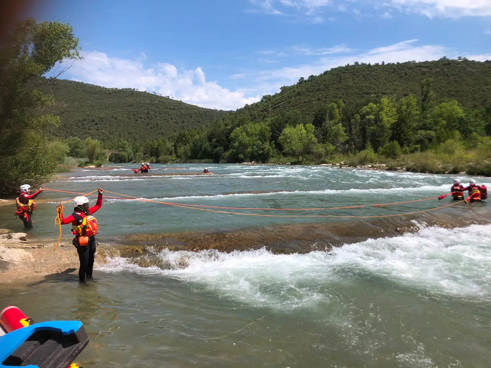Vadeo amarrado durante el curso de rescate acuatico de rescue 3 europe