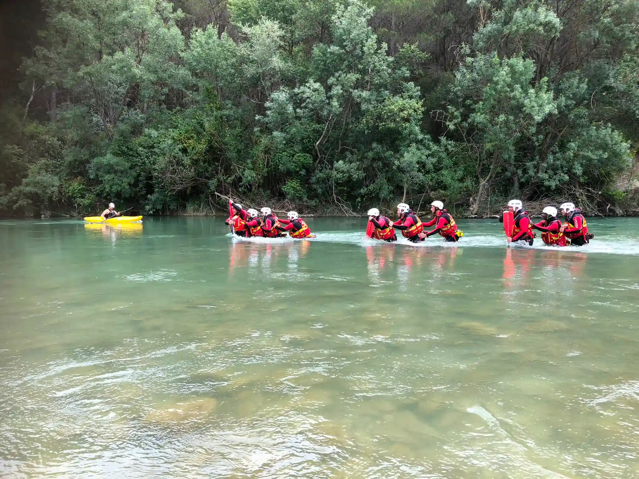 Vadeo en aguas poco profundas durante el curso de rescate en inundaciones