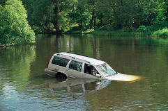 Como salir de un coche sumergido en el agua durante una riada