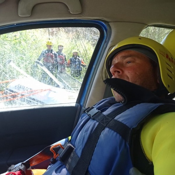 Salida y rescate de un coche sumergido