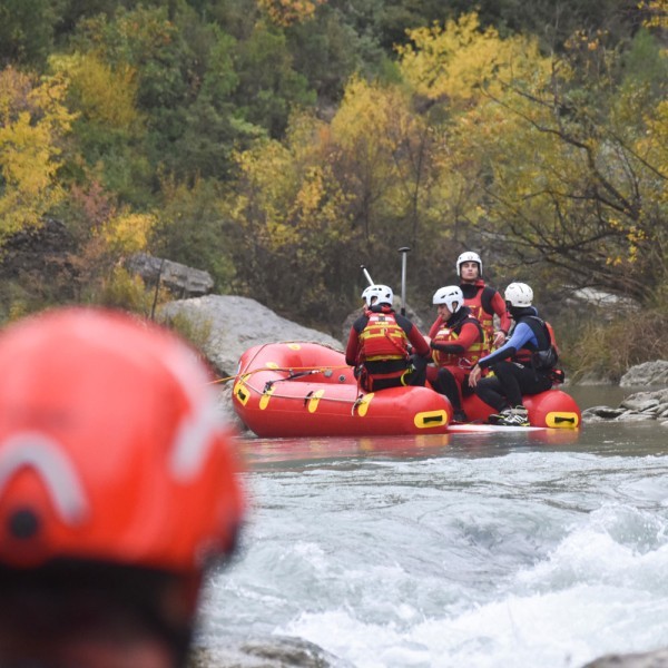 Curso de embarcaciones para rescate en inundaciones manejadas con pala